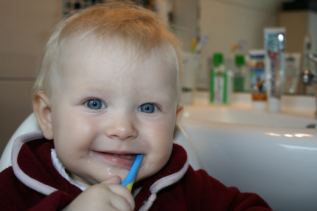 歯磨きする赤ちゃん